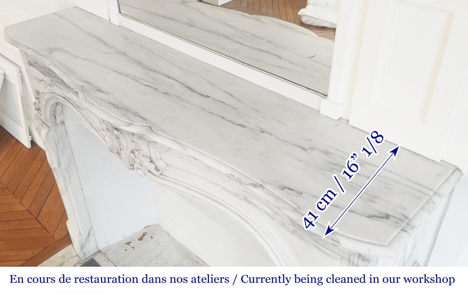 Cheminée de style Louis XV en marbre Arabescato, décorée d'une palmette asymétrique-11