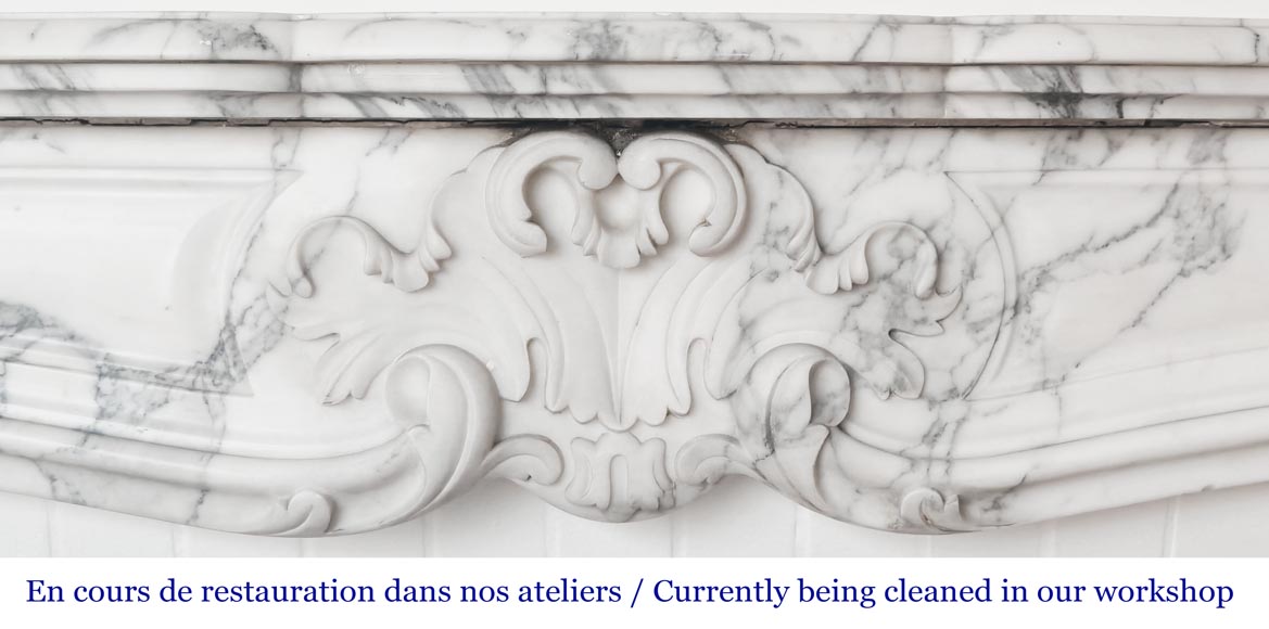 Cheminée de style Louis XV à la palmette, sculptée en marbre Arabescato-1