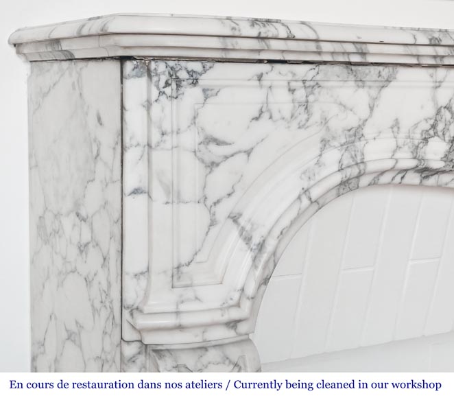 Cheminée de style Louis XV à la palmette, sculptée en marbre Arabescato-4