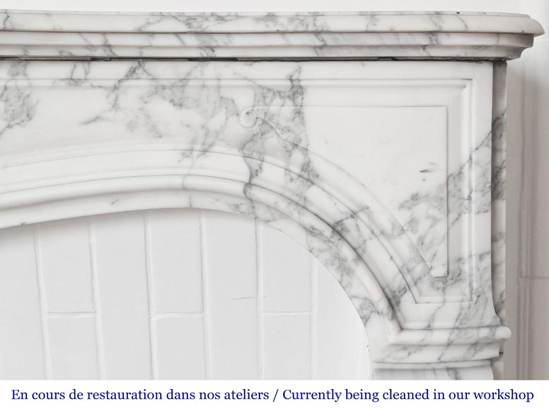 Cheminée de style Louis XV à la palmette, sculptée en marbre Arabescato-7