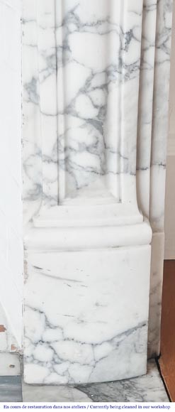 Cheminée de style Louis XV à la palmette, sculptée en marbre Arabescato-8