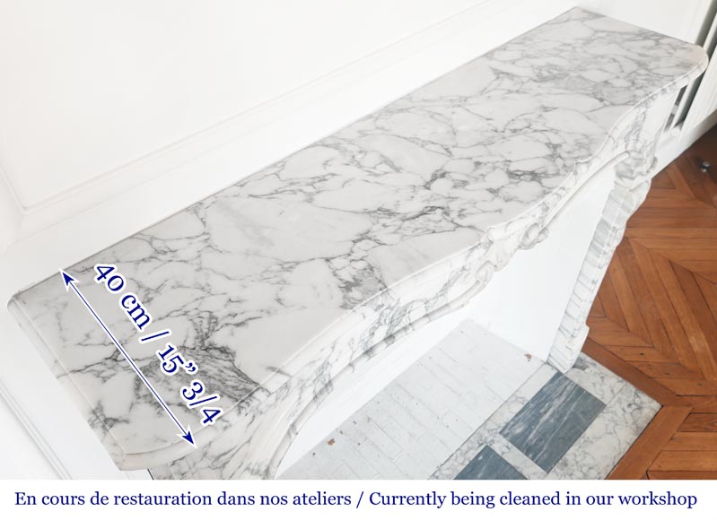 Cheminée de style Louis XV à la palmette, sculptée en marbre Arabescato-10