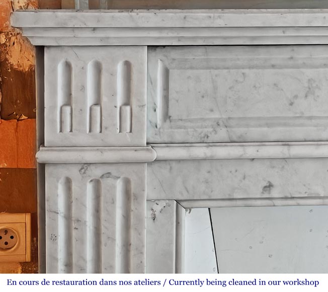 Cheminée de style Louis XVI en marbre de Carrare, décorée d'une palmette-3