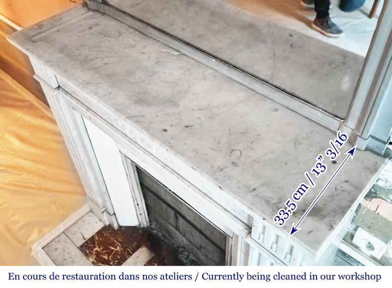 Cheminée de style Louis XVI en marbre de Carrare, décorée d'une palmette-9