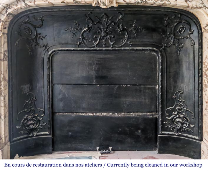 Importante cheminée de style Régence en marbre brèche violette Importante cheminée de style Régence en marbre brèche violette-9