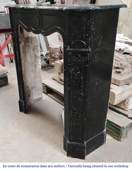 Cheminée de style Louis XV modèle Pompadour en marbre noir moucheté-5