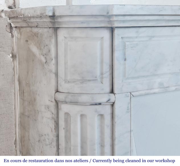 Cheminée de style Louis XVI en marbre de Carrare aux coins arrondis-3