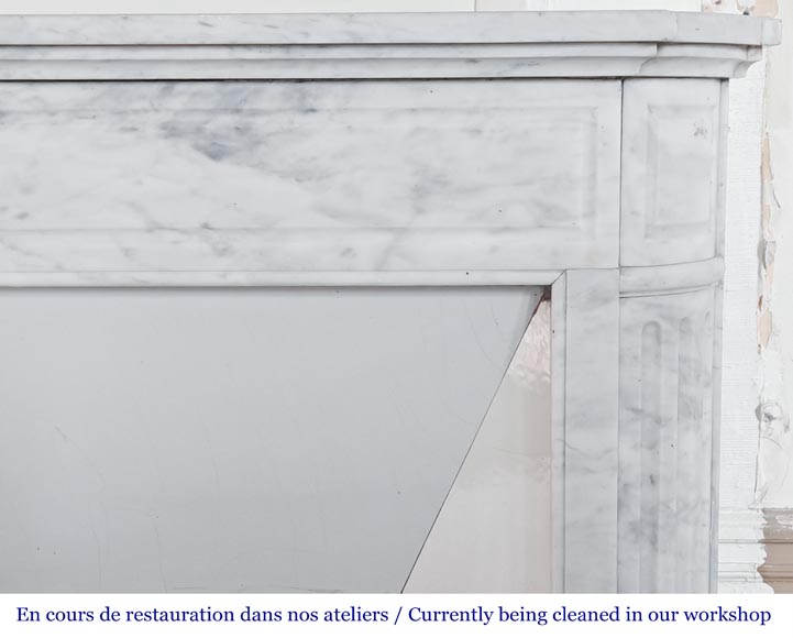Cheminée de style Louis XVI en marbre de Carrare aux coins arrondis-6