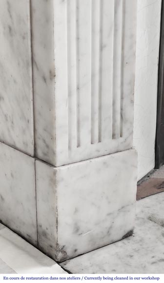 Cheminée de style Louis XVI à pilastre, en marbre de Carrare Cheminée de style Louis XVI à pilastre, en marbre de Carrare-4