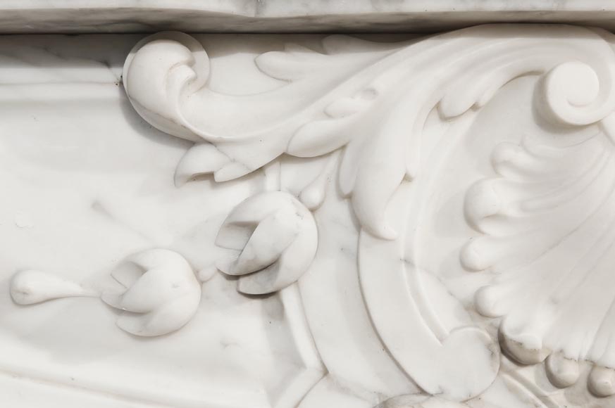 Grande cheminée de style Louis XV en marbre Arabescato, à décor de coquilles-3