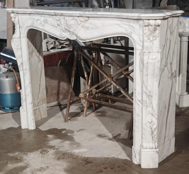 Grande cheminée de style Louis XV en marbre Arabescato, à décor de coquilles-7
