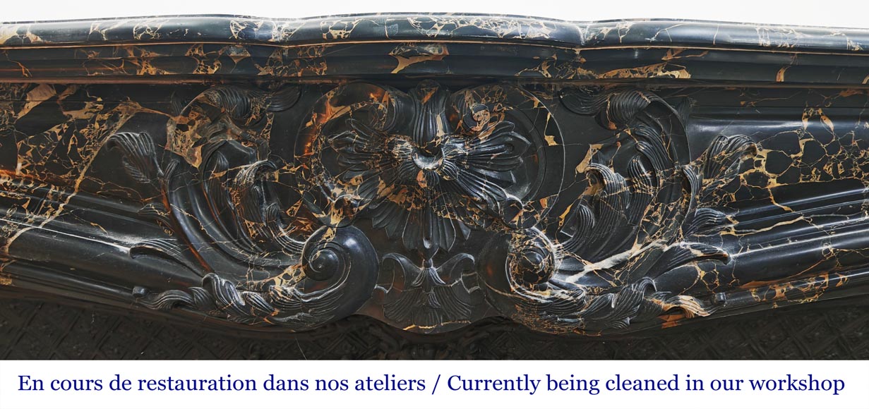 Cheminée de style Louis XV en marbre Portor, richement sculptée-1