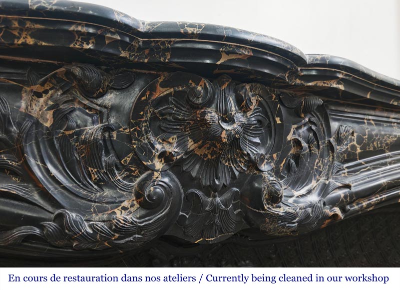 Cheminée de style Louis XV en marbre Portor, richement sculptée-2