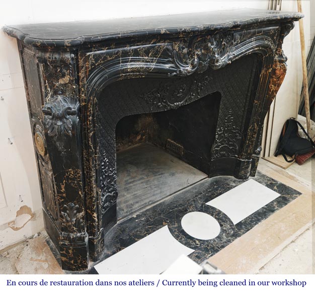 Cheminée de style Louis XV en marbre Portor, richement sculptée-4