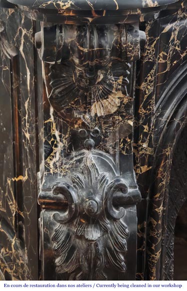 Cheminée de style Louis XV en marbre Portor, richement sculptée-5