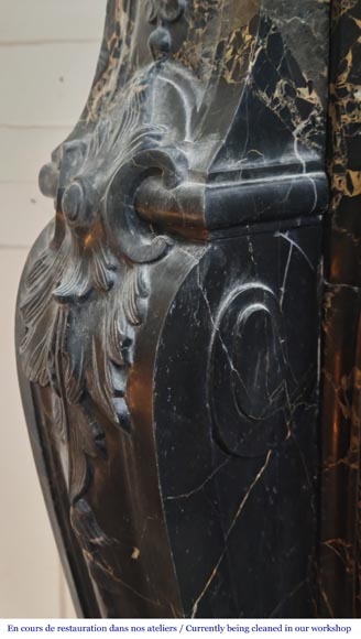 Cheminée de style Louis XV en marbre Portor, richement sculptée-6