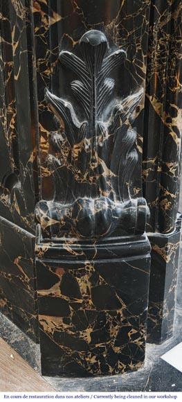 Cheminée de style Louis XV en marbre Portor, richement sculptée-7