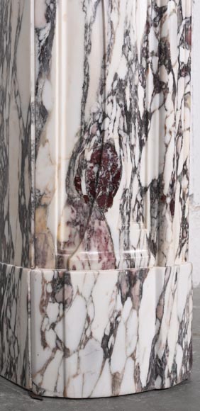 Cheminée de style Régence décorée d'une palmette, en marbre brèche violette-5