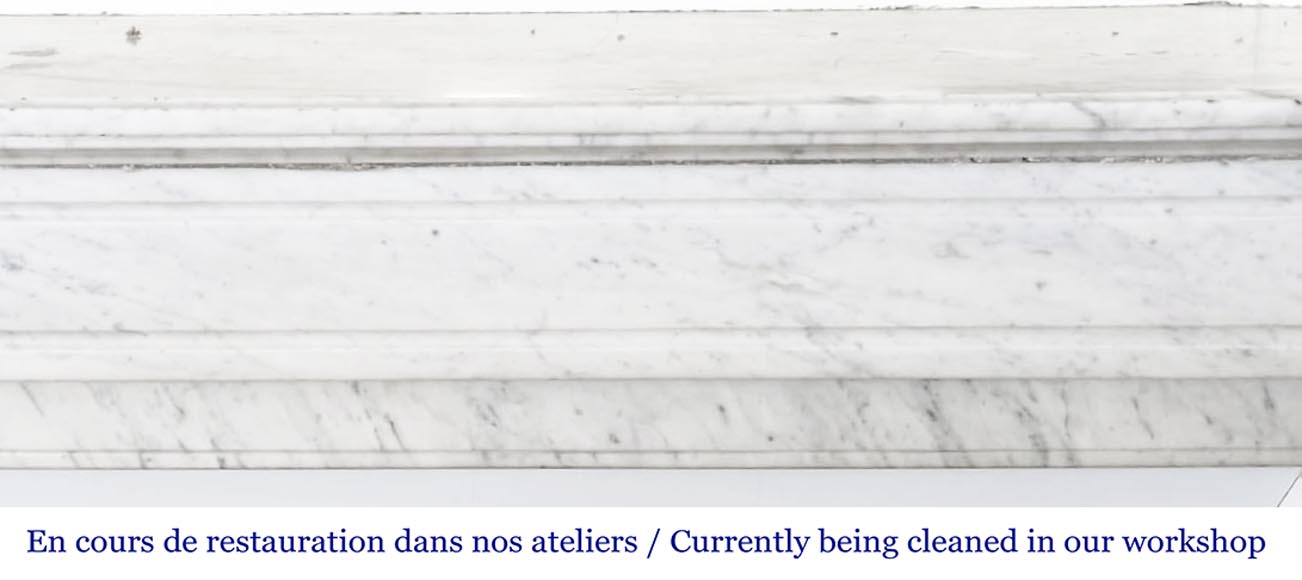 Cheminée de style Louis XVI moulurée en marbre de Carrare-1