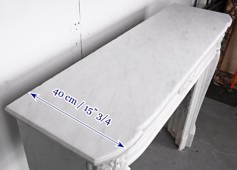 Cheminée de style Louis XVI en marbre de Carrare, légèrement galbée-10