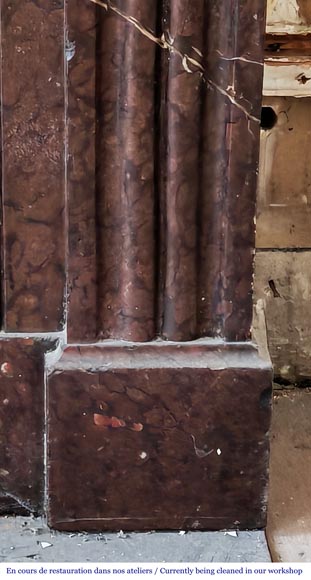 Cheminée de style Napoléon III en marbre griotte avec son intérieur en laiton-7