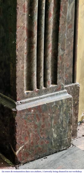 Cheminée de style Napoléon III dans un marbre proche du Campan, avec son intérieur en laiton-4