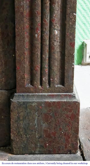 Cheminée de style Napoléon III dans un marbre proche du Campan, avec son intérieur en laiton-7