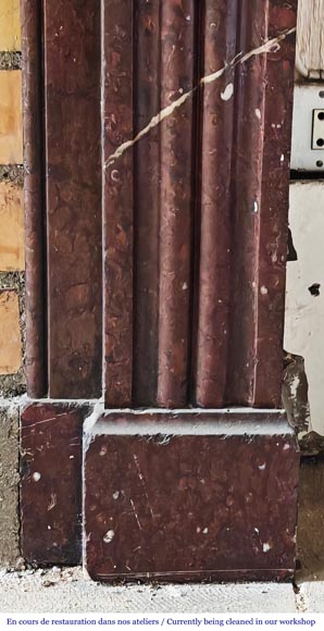 Cheminée de style Napoléon III décorée de feuilles d'acanthe, en marbre rouge griotte Cheminée de style Napoléon III décorée de feuilles d'acanthe, en marbre rouge griotte-7