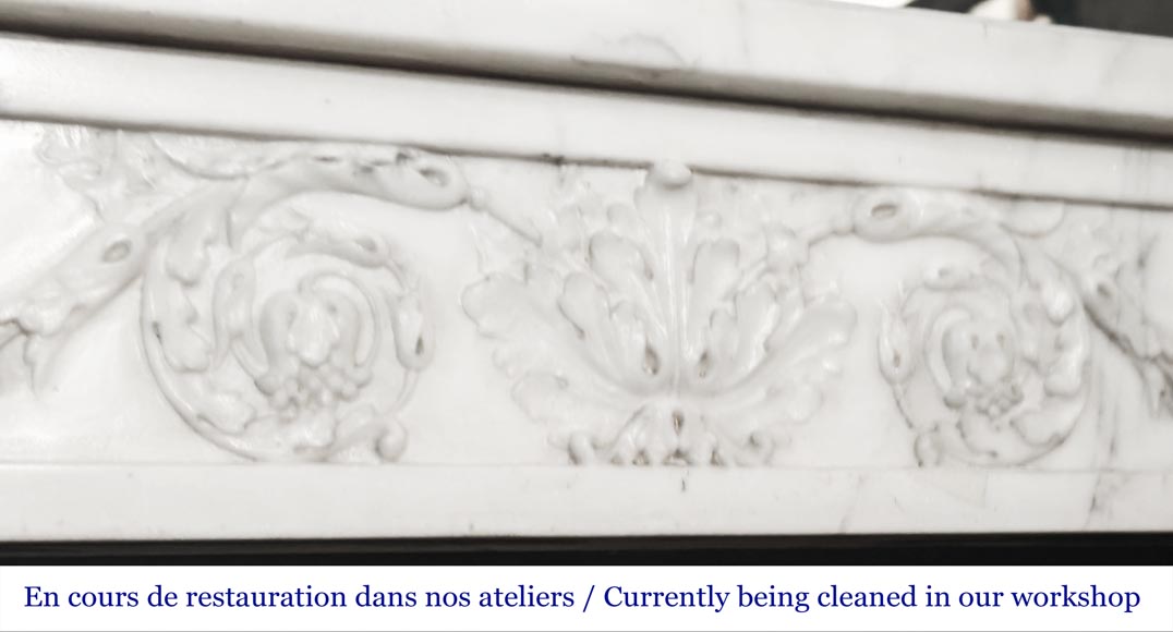 Cheminée de style Louis XVI à colonnes et chapiteaux ioniques, en marbre demi statuaire Cheminée de style Louis XVI à colonnes et chapiteaux ioniques, en marbre demi statuaire-2