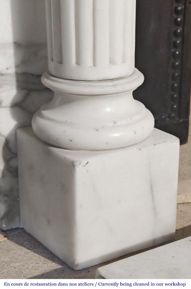 Cheminée de style Louis XVI à colonnes et chapiteaux ioniques, en marbre demi statuaire Cheminée de style Louis XVI à colonnes et chapiteaux ioniques, en marbre demi statuaire-8