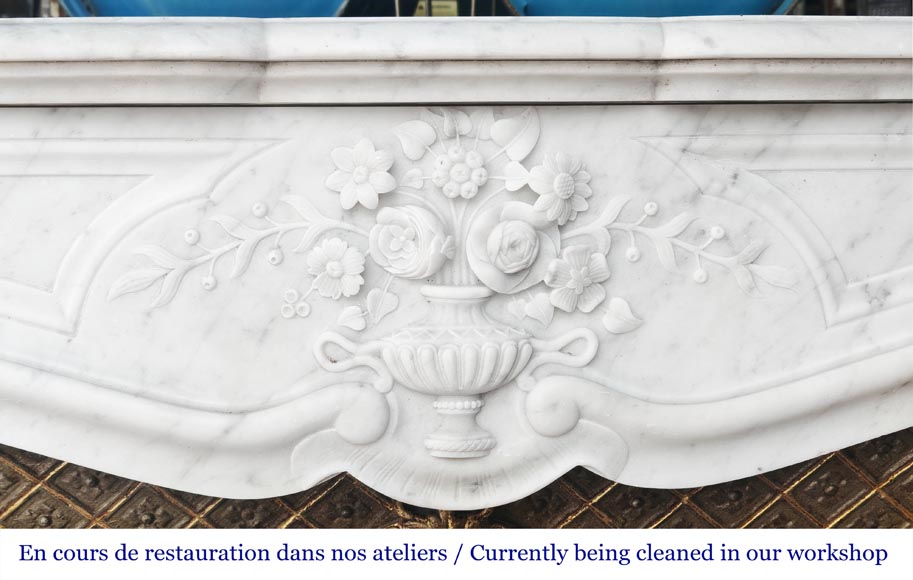 Cheminée de style Louis XV en marbre de Carrare, décorée d'un vase fleuri-1