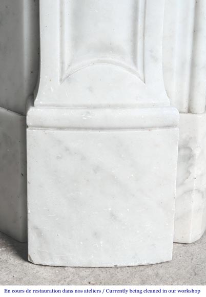 Cheminée de style Louis XV en marbre de Carrare, décorée d'un vase fleuri-8