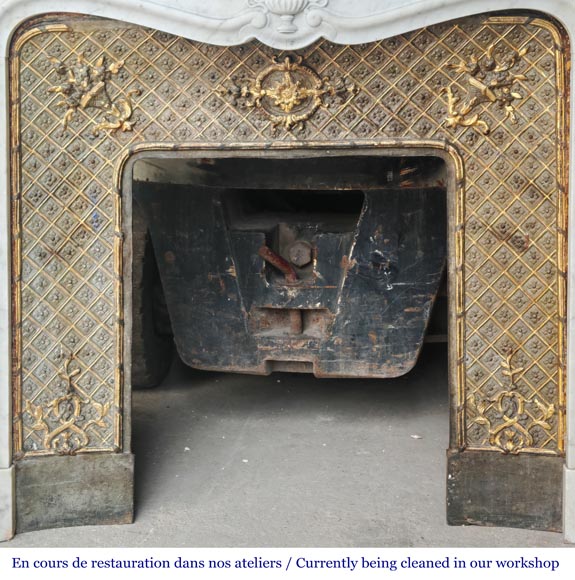 Cheminée de style Louis XV en marbre de Carrare, décorée d'un vase fleuri-12