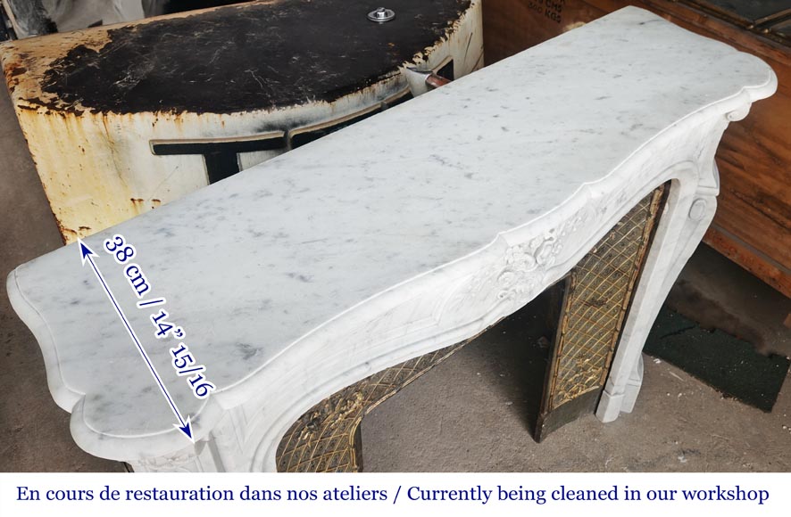 Cheminée de style Louis XV en marbre de Carrare, décorée d'un vase fleuri-13