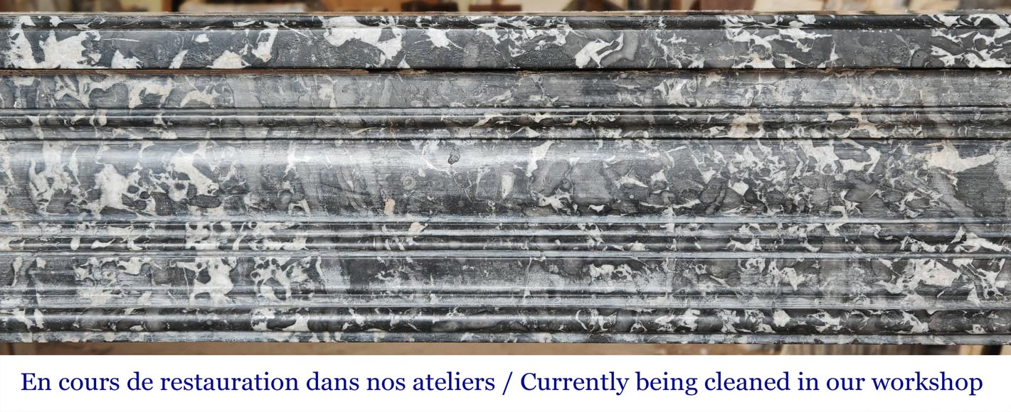 Cheminée d'époque Louis XVI moulurée, en marbre gris Saint-Anne-1