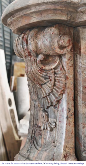 Cheminée de style Régence, en marbre Sarrancolin richement sculptée-6