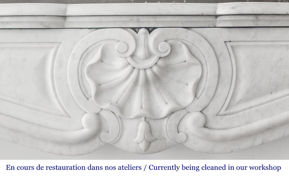 Cheminée de style Louis XV à décor de coquille, en marbre de Carrare Cheminée de style Louis XV à décor de coquille, en marbre de Carrare-1