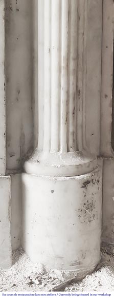 Cheminée de style Louis XVI en marbre de Conne, aux fines colonnes cannelées-8