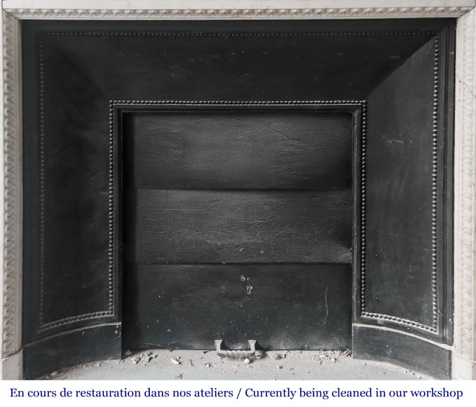 Cheminée de style Louis XVI en marbre de Conne, aux fines colonnes cannelées-9
