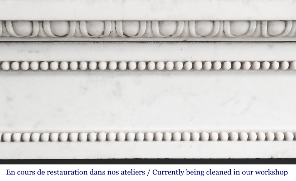 Cheminée de style Louis XVI à demi colonnes corinthiennes, en marbre de Carrare-1