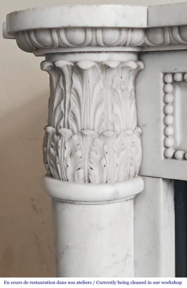 Cheminée de style Louis XVI à demi colonnes corinthiennes, en marbre de Carrare-4