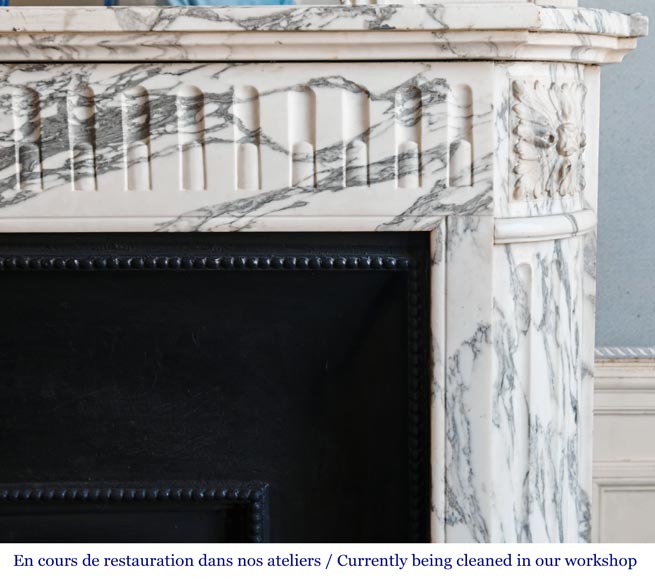 Cheminée de style Louis XVI à décor de cannelure en marbre Arabescato-6