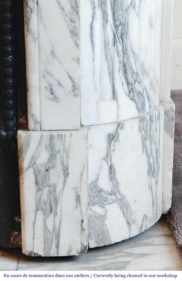 Cheminée de style Louis XVI à décor de cannelure en marbre Arabescato-7