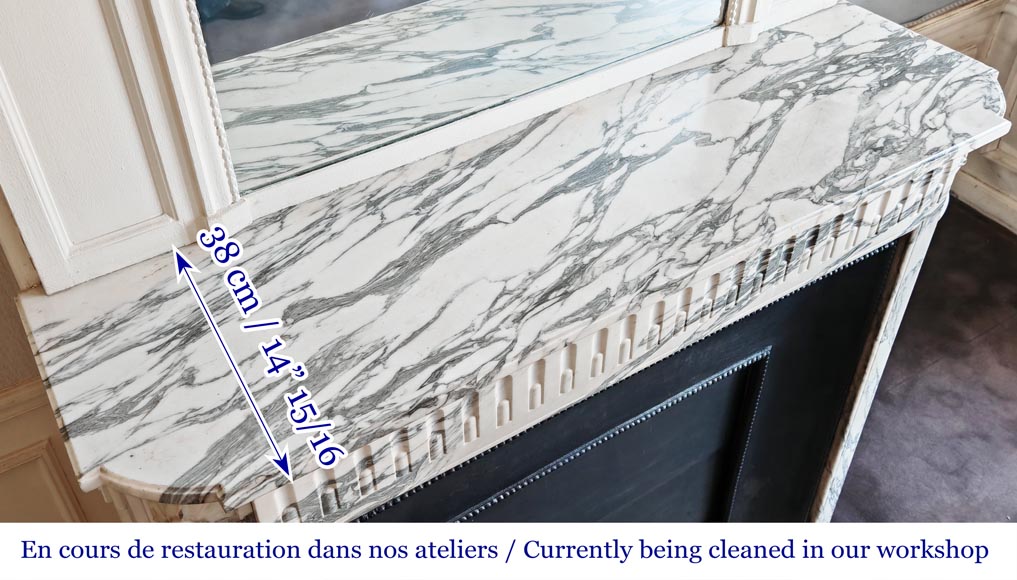 Cheminée de style Louis XVI à décor de cannelure en marbre Arabescato-9