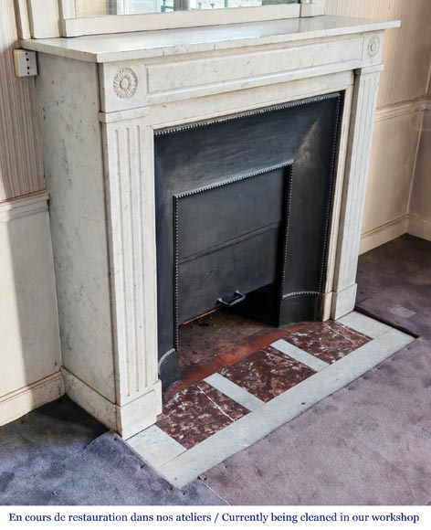 Cheminée de style Louis XVI aux marguerites stylisées, en marbre de Carrare-2