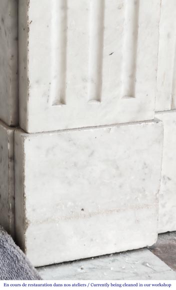 Cheminée de style Louis XVI aux marguerites stylisées, en marbre de Carrare-4