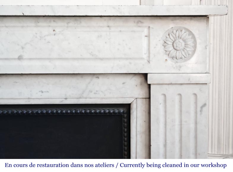 Cheminée de style Louis XVI aux marguerites stylisées, en marbre de Carrare-6
