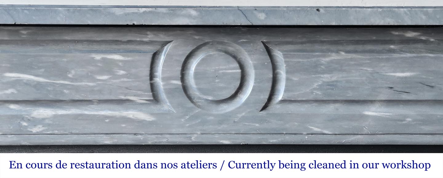 Cheminée de style Louis XVI aux coins arrondis, en marbre bleu turquin-1