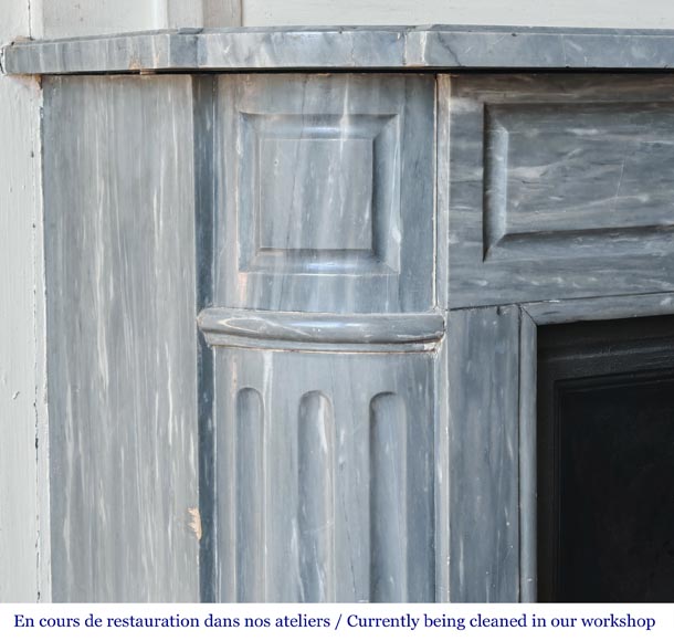 Cheminée de style Louis XVI aux coins arrondis, en marbre bleu turquin-3