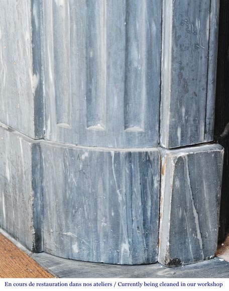 Cheminée de style Louis XVI aux coins arrondis, en marbre bleu turquin-4